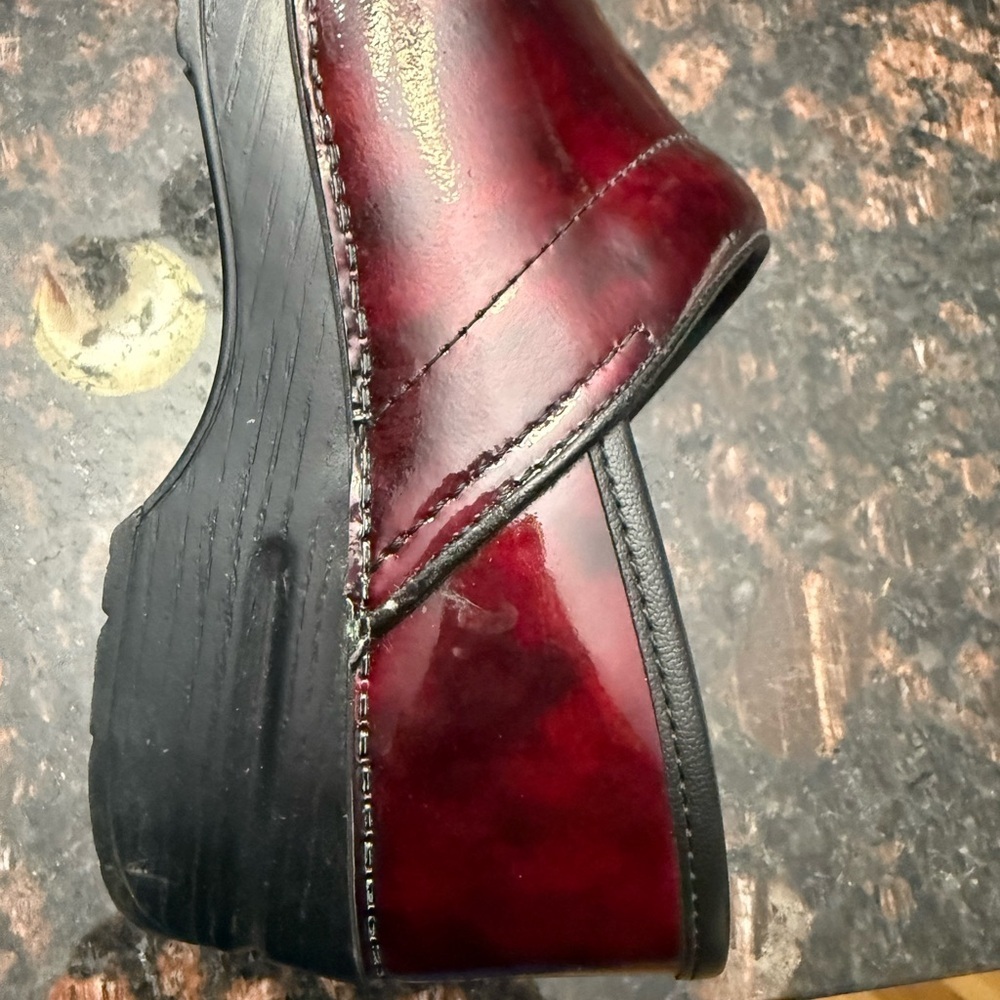 Dansko - patent leather clogs red/burgundy marbled color - Picture 9 of 9
